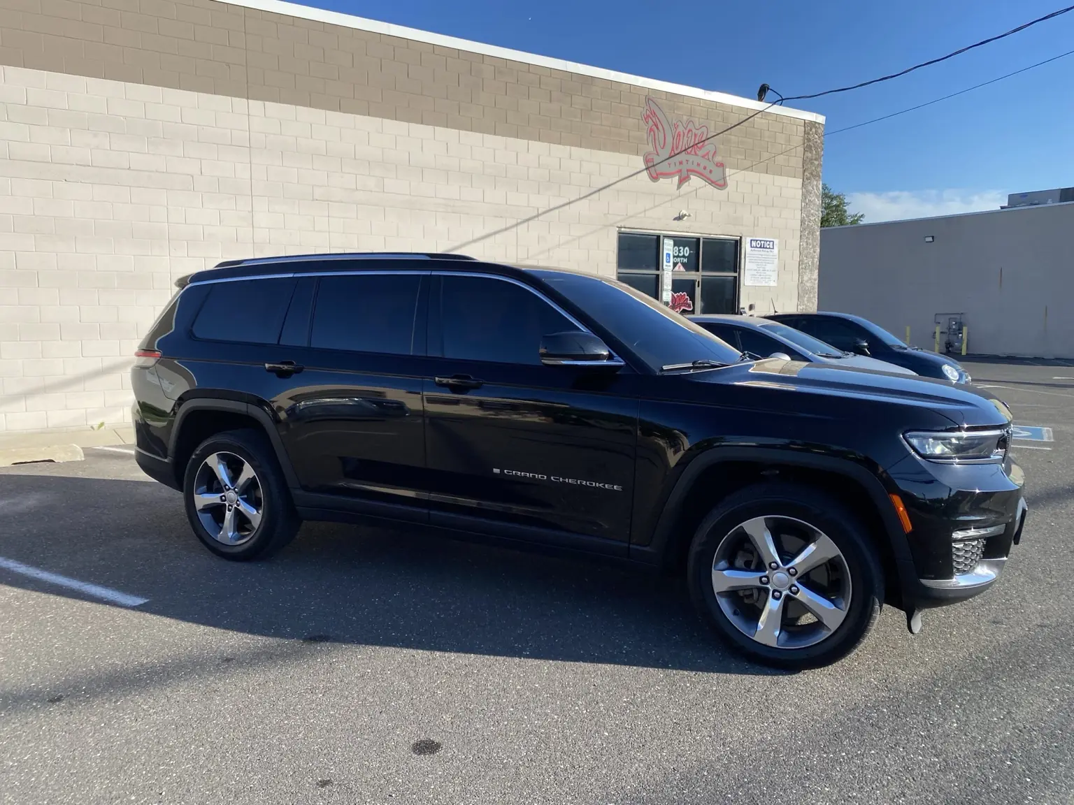 What Does 5% Carbon Tint Look Like on a 2021–2027 Jeep Grand Cherokee L?