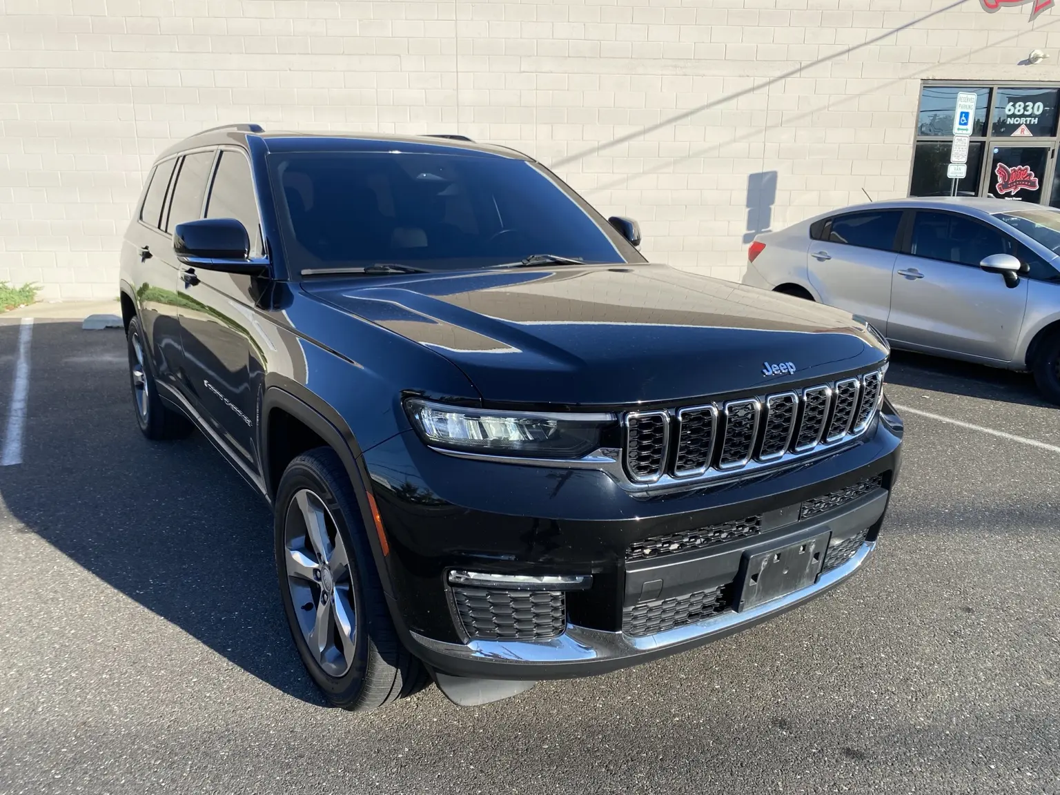 What Does 35% Carbon Windshield Tint Look Like on a 2021–2027 Jeep Grand Cherokee L? — photo 3