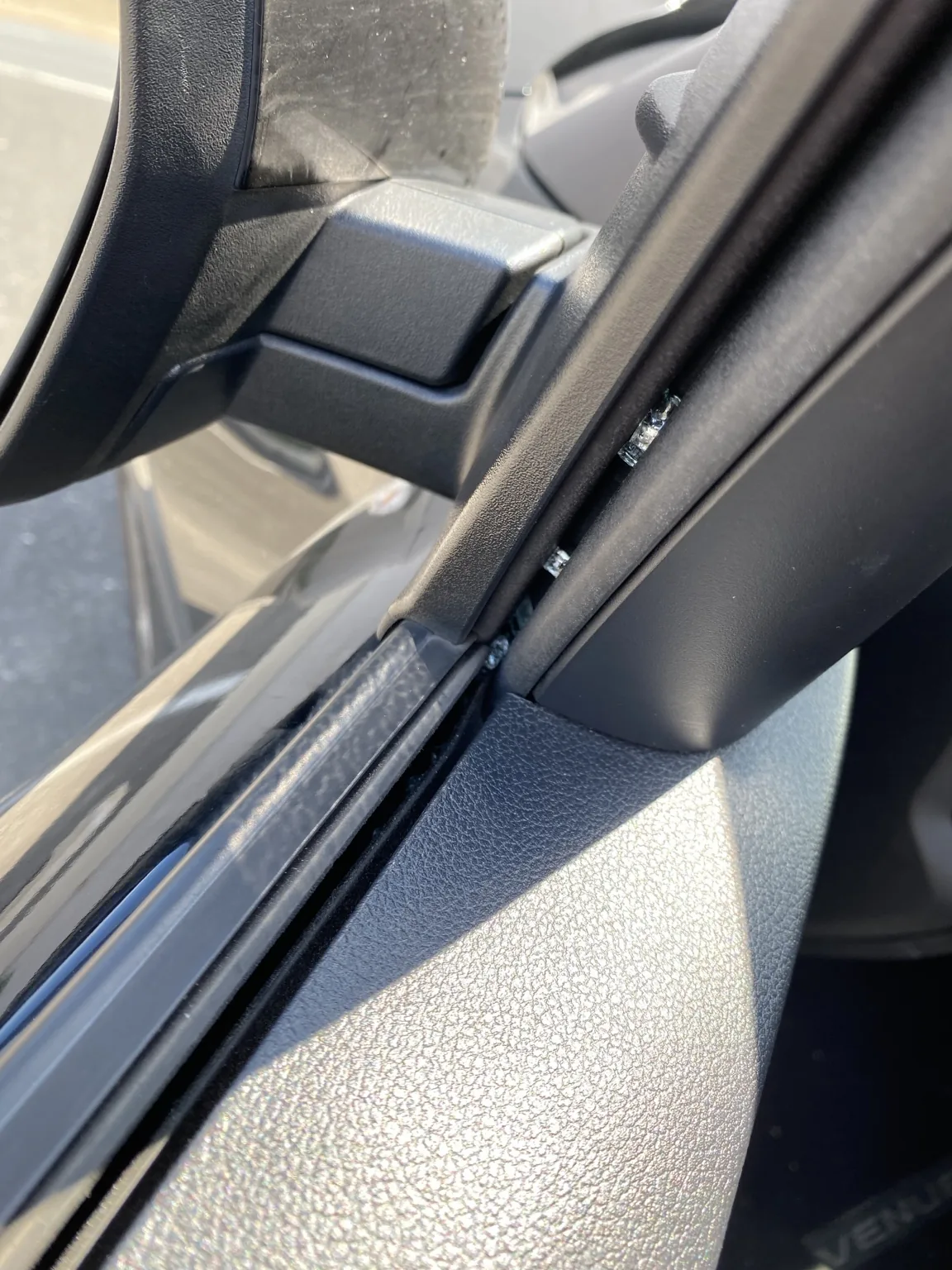 Broken Driver-Side Window Replacement on a 2020–2026 Hyundai Venue — photo 2