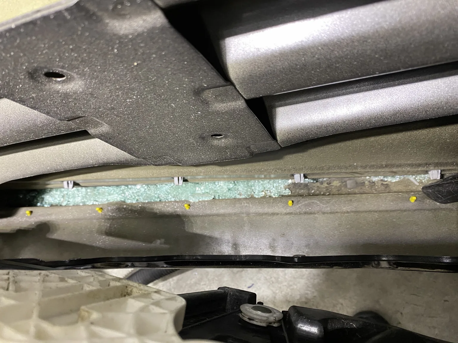 Broken Driver-Side Window Replacement on a 2020–2026 Hyundai Venue — photo 4